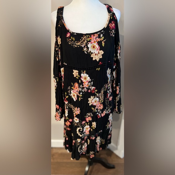 Bila Boho Cold Shoulder Floral Dress Sz Medium NWOT - Picture 3 of 10